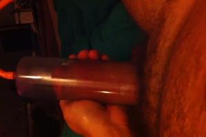 Max filmt zijn pik in de vacumpomp