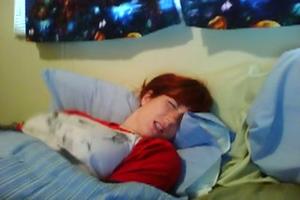 Dit is het ultieme gluren: ze masturbeert onder de dekens en met haar kleren aan.