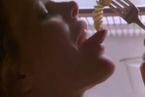 Kim Basinger weet van eten porno te maken.